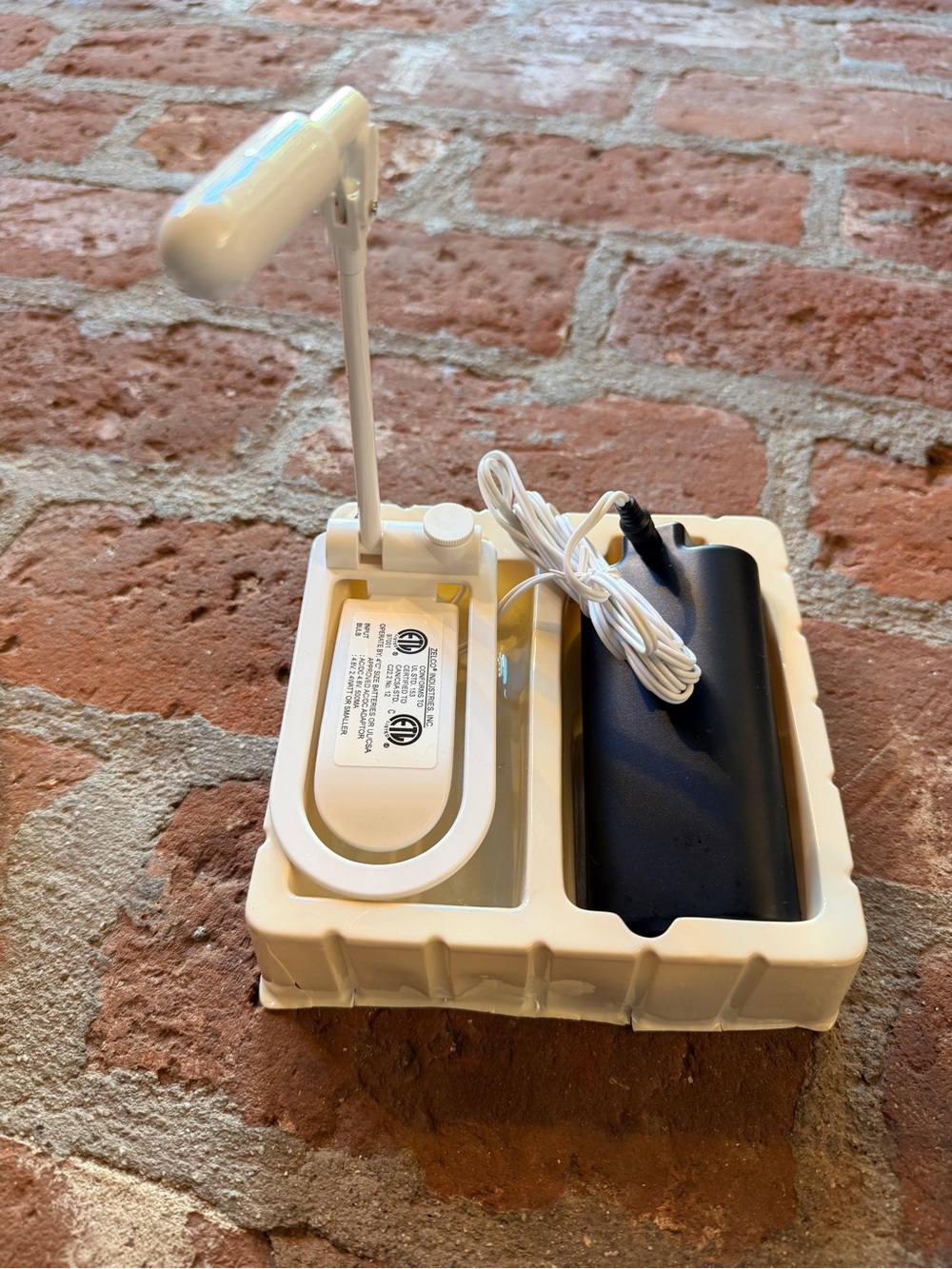 The Itty Bitty Book Light 1980's Zelco White Vintage Reading Lamp TESTED WORKS - Picture 9 of 16